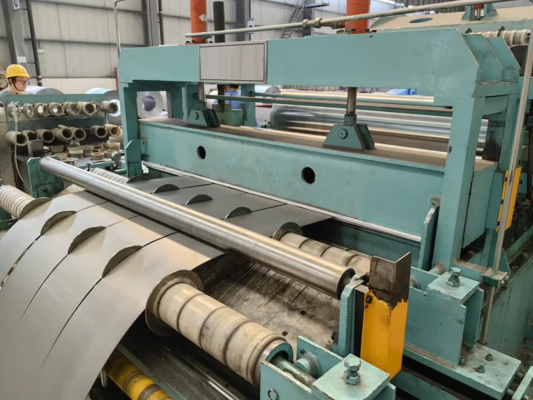 Slitting line: coil passing through the disc knives into narrow strip