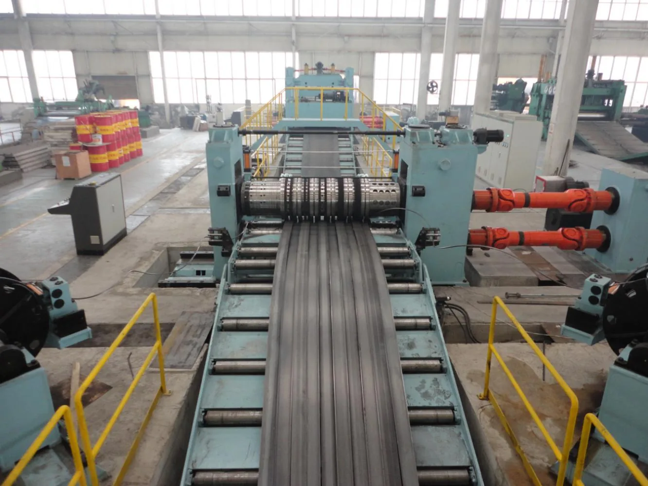 Slitting line with spare knife shafts and spacers alongside