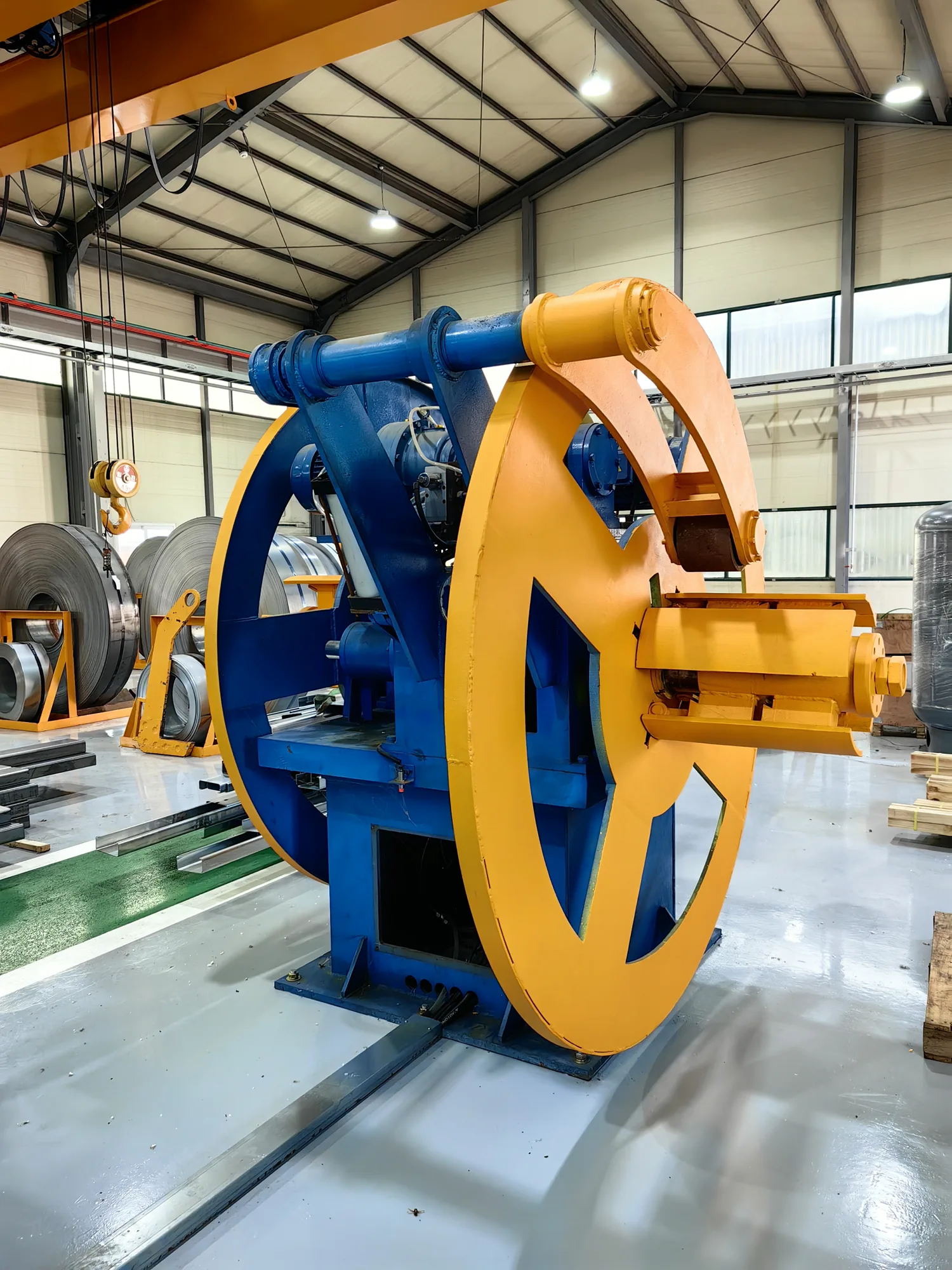 Expanding-mandrel uncoiler at the head of a tube mill