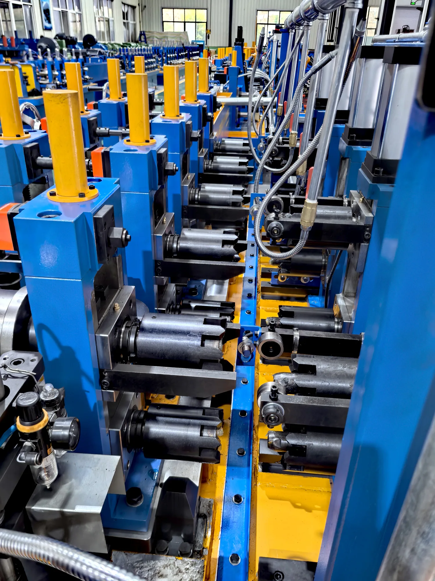 Forming stands of a high-frequency welded pipe mill