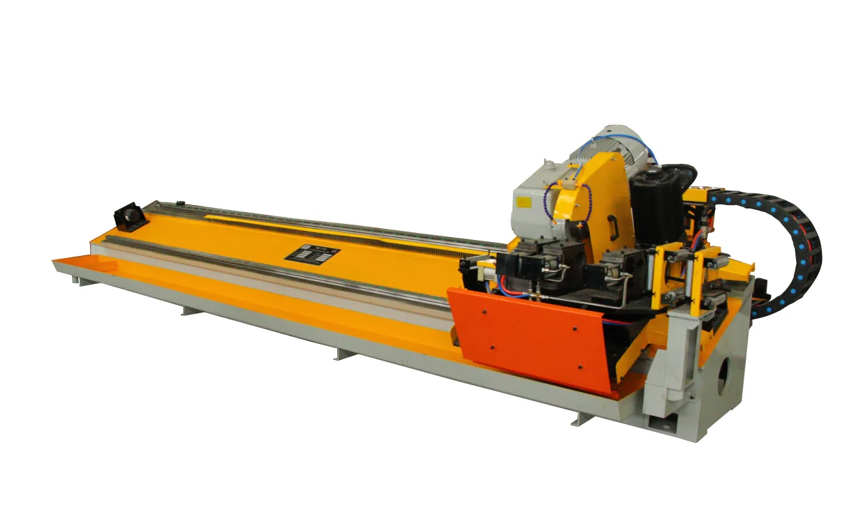 Flying saw cutting welded pipe to length