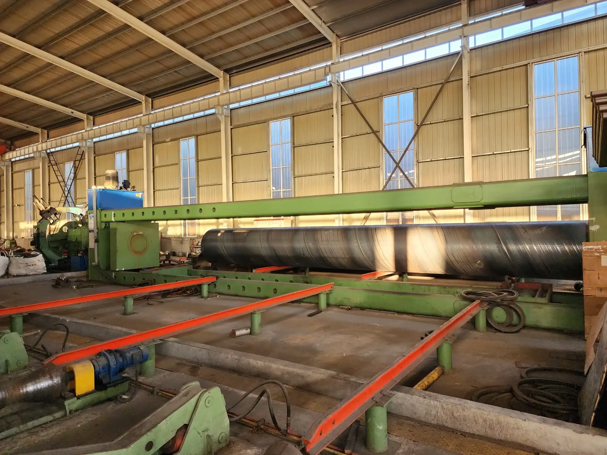 Large-diameter spiral welded pipe on the mill