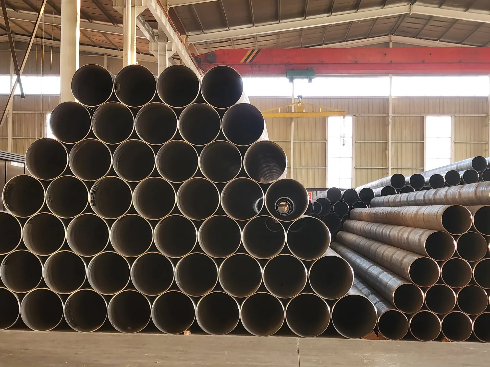Finished large-diameter spiral welded pipe, stacked